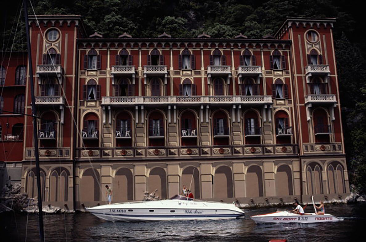 Bateaux sur les eaux près du Pavillon de la Reine, l'aile est de la Villa d'Este, sur le lac de Côme, à Cernobbio, en Italie, en juin 1983.  Numéroté et tamponné par la succession Slim Aarons. Certificat d'authenticité inclus. 

Slim Aarons
Villa