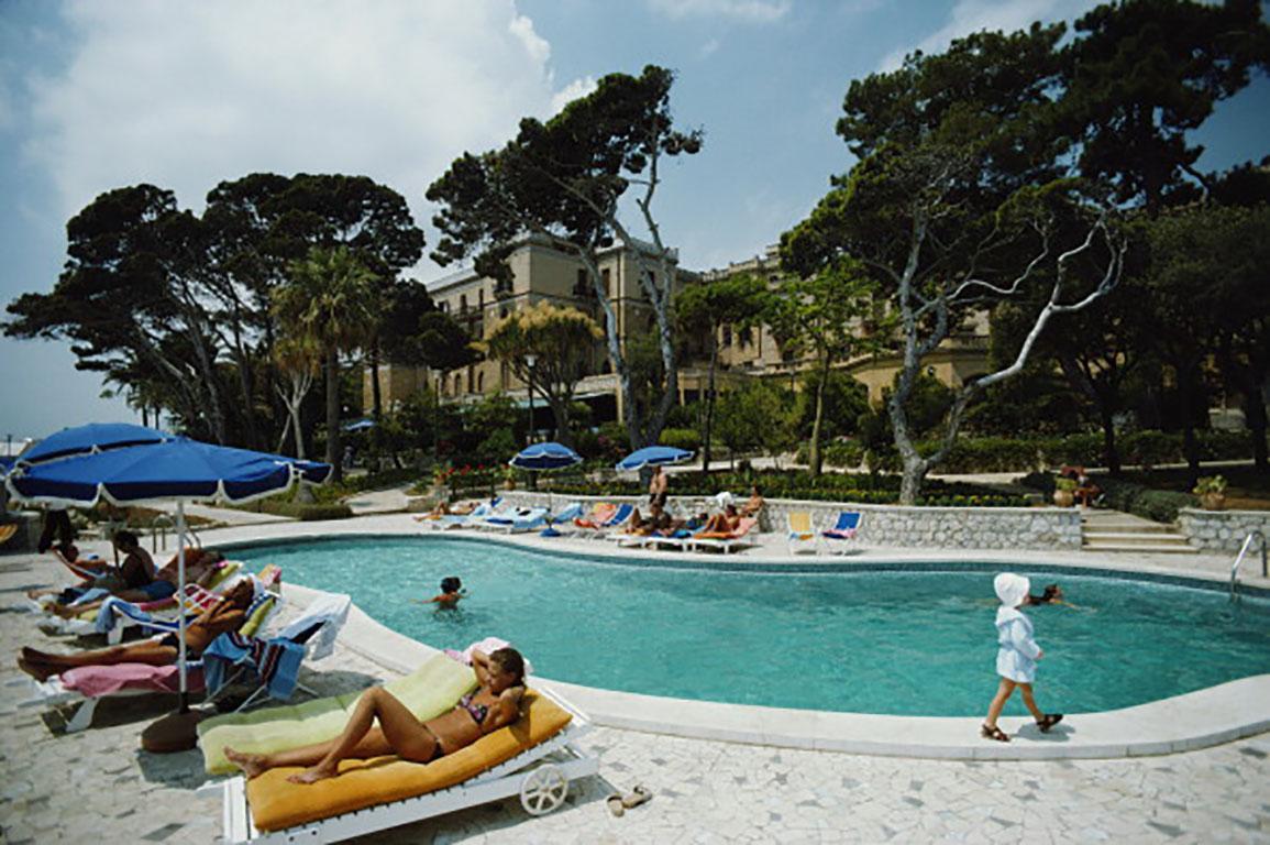 Slim Aarons Figurative Photograph – Aarons für Stiefmütterchen  „Villa Igra, Taormina, Sizilien,“ ( Nachlassausgabe von Kelim Aarons