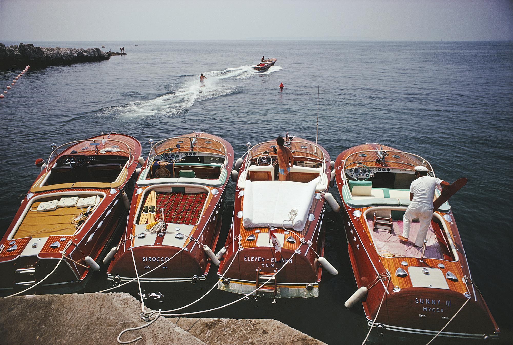 Wasserskifahren vom Hotel Du Cap-Eden-Roc in Cap d'Antibes, Frankreich, 1969. 

Wasserskifahren im Hotel Du Cap-Eden-Roc
1969 (später gedruckt)
C Druck
Nachlassgestempelte und nummerierte Auflage von 150 Stück 
mit Echtheitszertifikat

Slim Aarons,