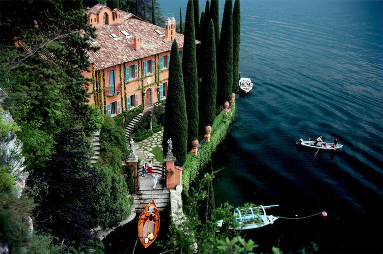 Giacorno und Stefania Montegazza empfangen Gäste La Casinella, am Comer See, 1983

Nachlassgestempelte und handnummerierte Auflage von 150 Stück mit Echtheitszertifikat des Nachlasses.   

Slim Aarons (1916-2006) arbeitete hauptsächlich für