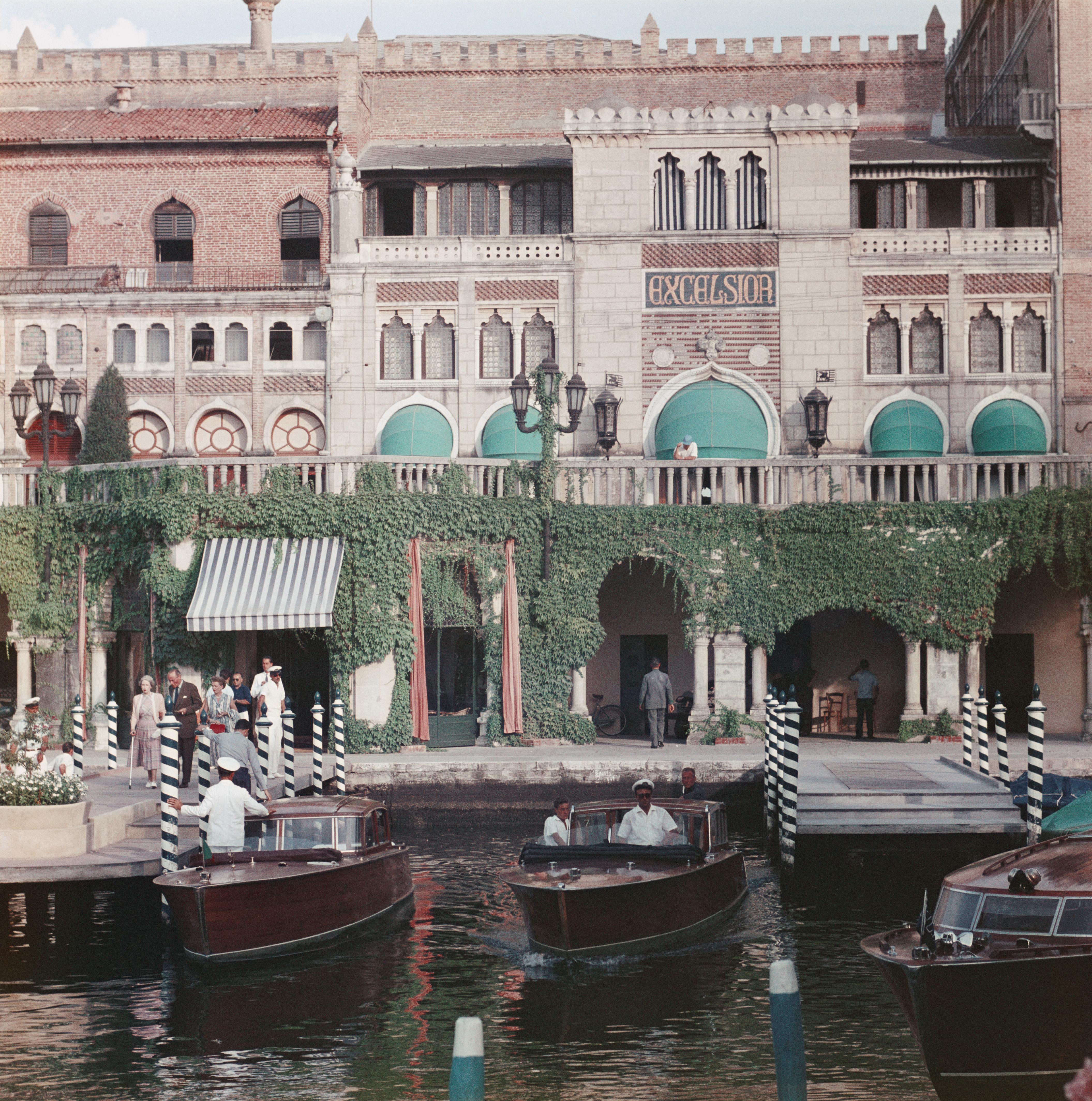 Portofino
1957
Impresión C
Edición de 150, sellada con tu firma y numerada a mano, con certificado de autenticidad del patrimonio de Slim Aarons.   

El Hotel Westin Excelsior en el Lido de Venecia, 1957. (Foto de Slim Aarons/Getty Images)

Slim