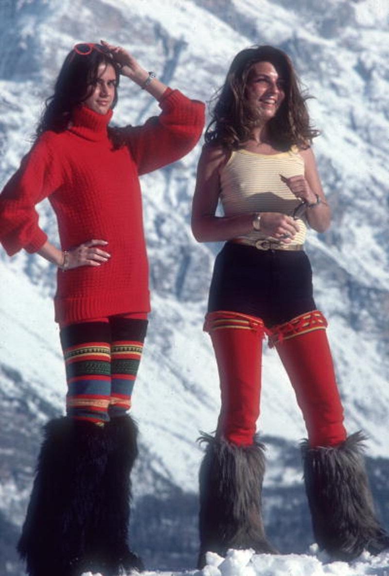 Winter Wear' 1976 Slim Aarons Limitierte Nachlassausgabe Druck 
Manuela Boraomanero (links) und Emanuela Beghelli machen Urlaub im italienischen Skigebiet von Cortina d'Ampezzo, März 1976. 
(Foto: Slim Aarons/Hulton Archive/Getty