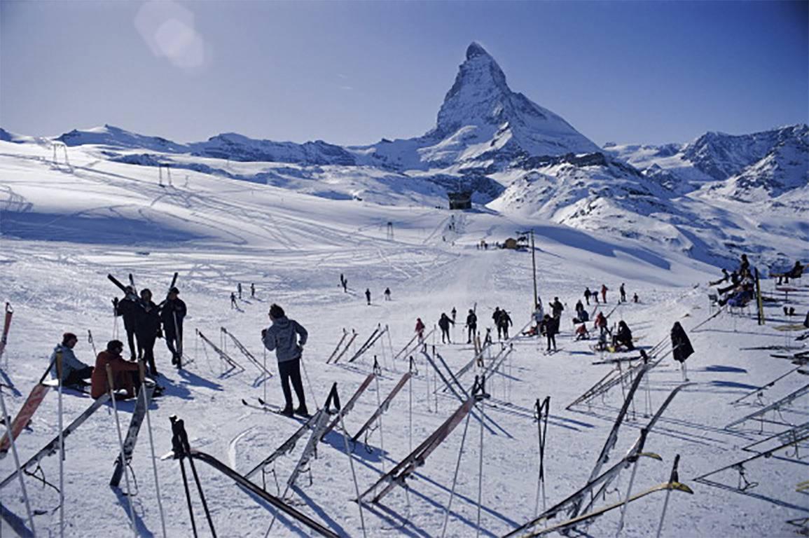 Caption: Skiers in Zermatt, Switzerland, March 1968

Estate stamped and hand numbered edition of 150 with certificate of authenticity from the estate. 

Slim Aarons (1916-2006) worked mainly for society publications photographing attractive people