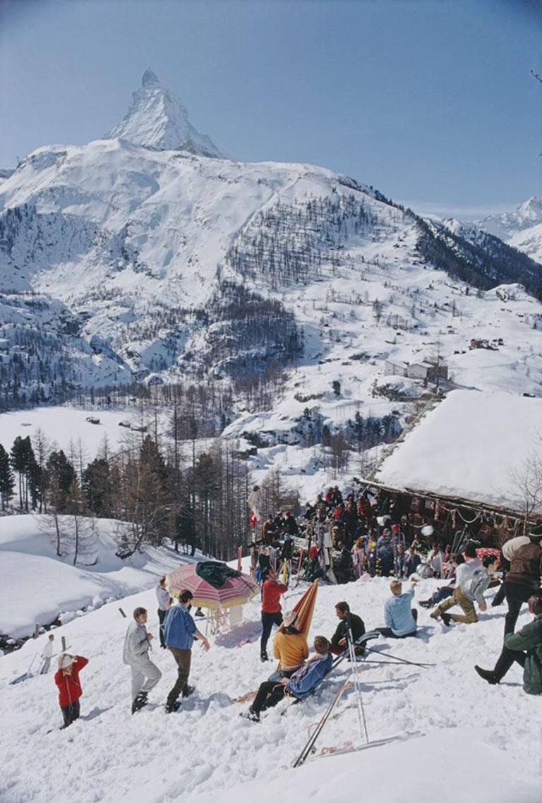 Ski à Zermatt, 1968
Impression chromogène Lambda
Edition successorale de 150 exemplaires

Skieurs à Zermatt, Suisse, mars 1968.

Édition de 150 exemplaires numérotés à la main et estampillés par la succession, avec certificat d'authenticité de la