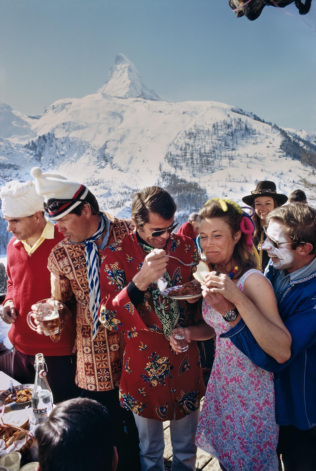 Schlanke Aarons
Zermatt Skifahren
1968
C Druck
Nachlassgestempelte und handnummerierte Auflage von 150 Stück mit Echtheitszertifikat des Nachlasses.   

Der Après-Ski in Zermatt, Schweiz, März 1968. 
(Foto: Slim Aarons/Hulton Archive/Getty