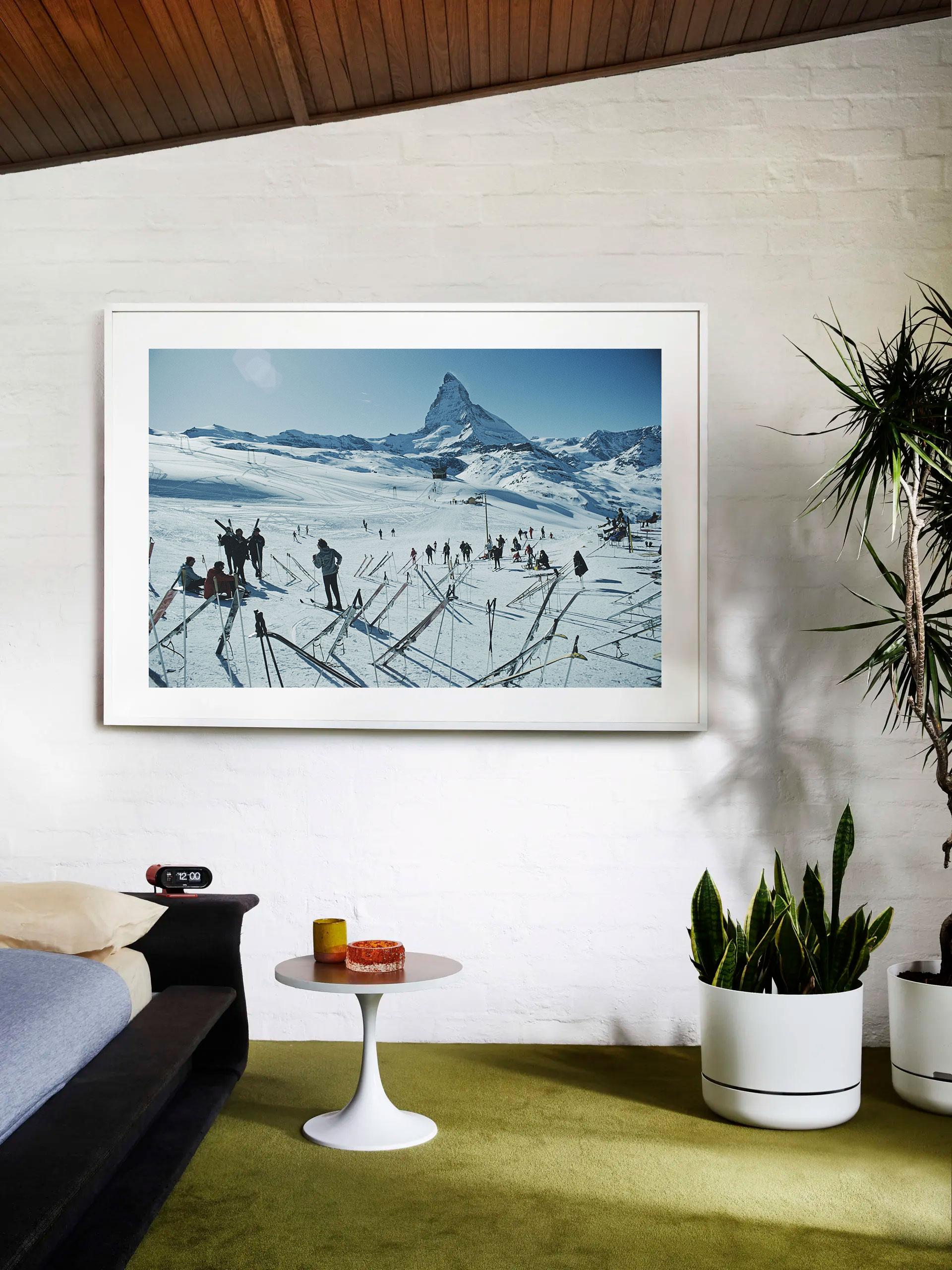 Slim Aarons 'Zermatt Skiing' - Fotografia moderna di metà secolo in vendita 2