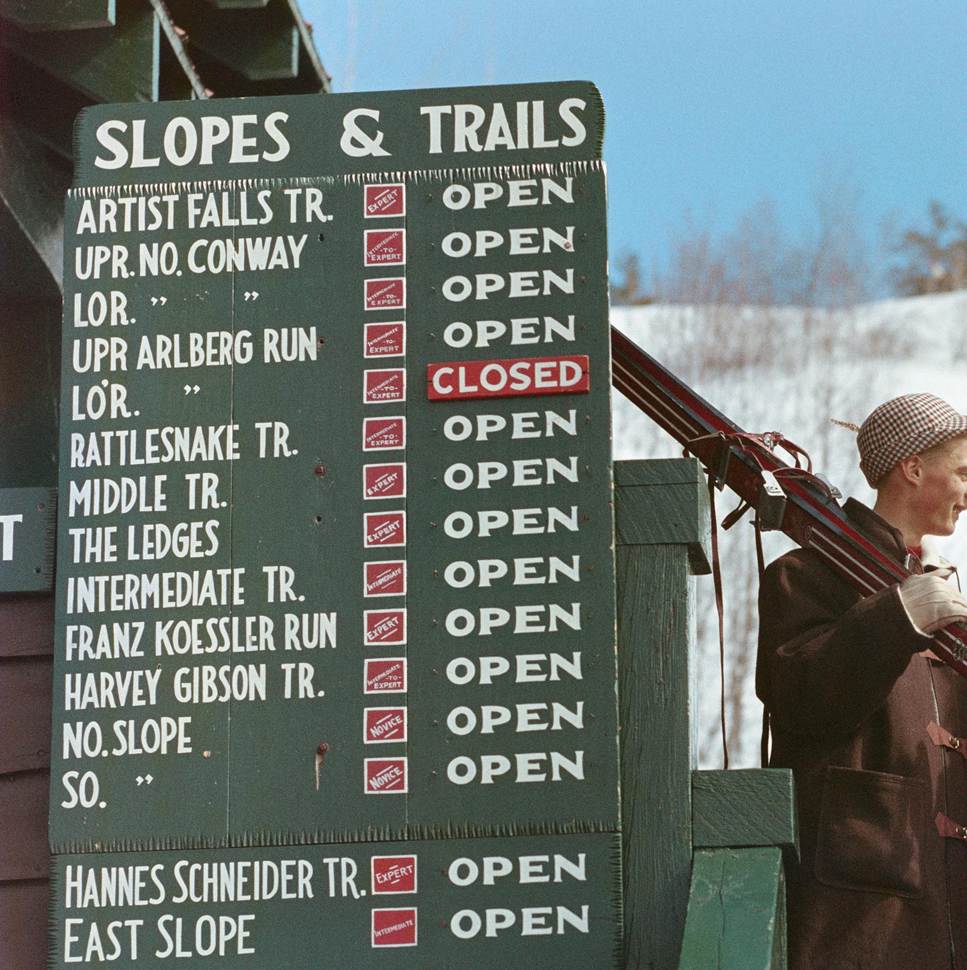 Slopes & Trails, New Hampshire, Nachlassausgabe, Porträtfotografie (Schwarz), Portrait Photograph, von Slim Aarons