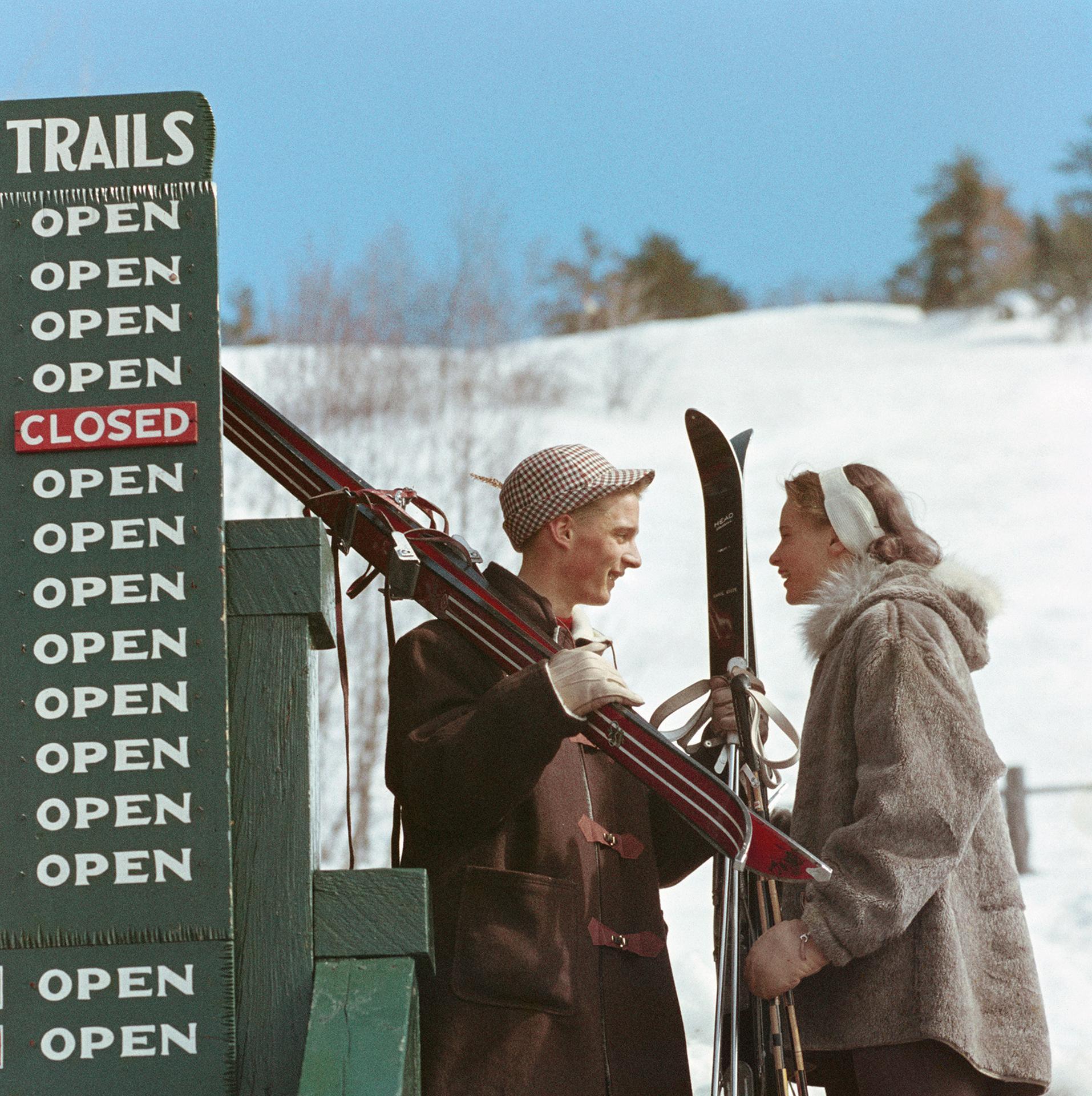 Diese Winterfotografie von Slim Aarons aus der Mitte der 1950er Jahre zeigt Skifahrer im Cranmore Mountain Resort, North Conway, New Hampshire, USA, 1955.

Dies ist eine nachlassgestempelte und handnummerierte Auflage von 150 Stück mit