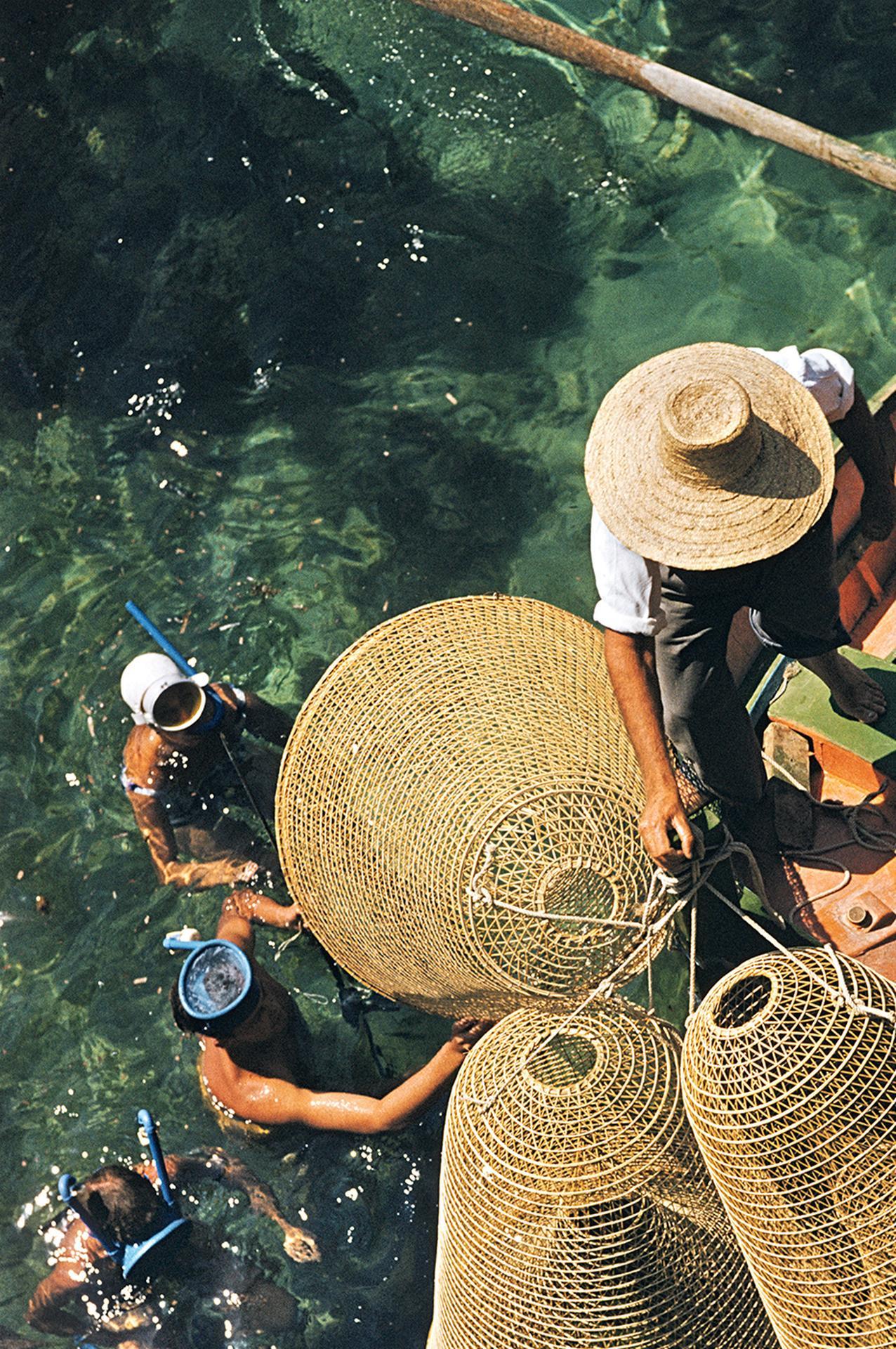 Snorkelling In The Shallows, Malte, édition de succession, photographie de paysage aérien - Noir Color Photograph par Slim Aarons
