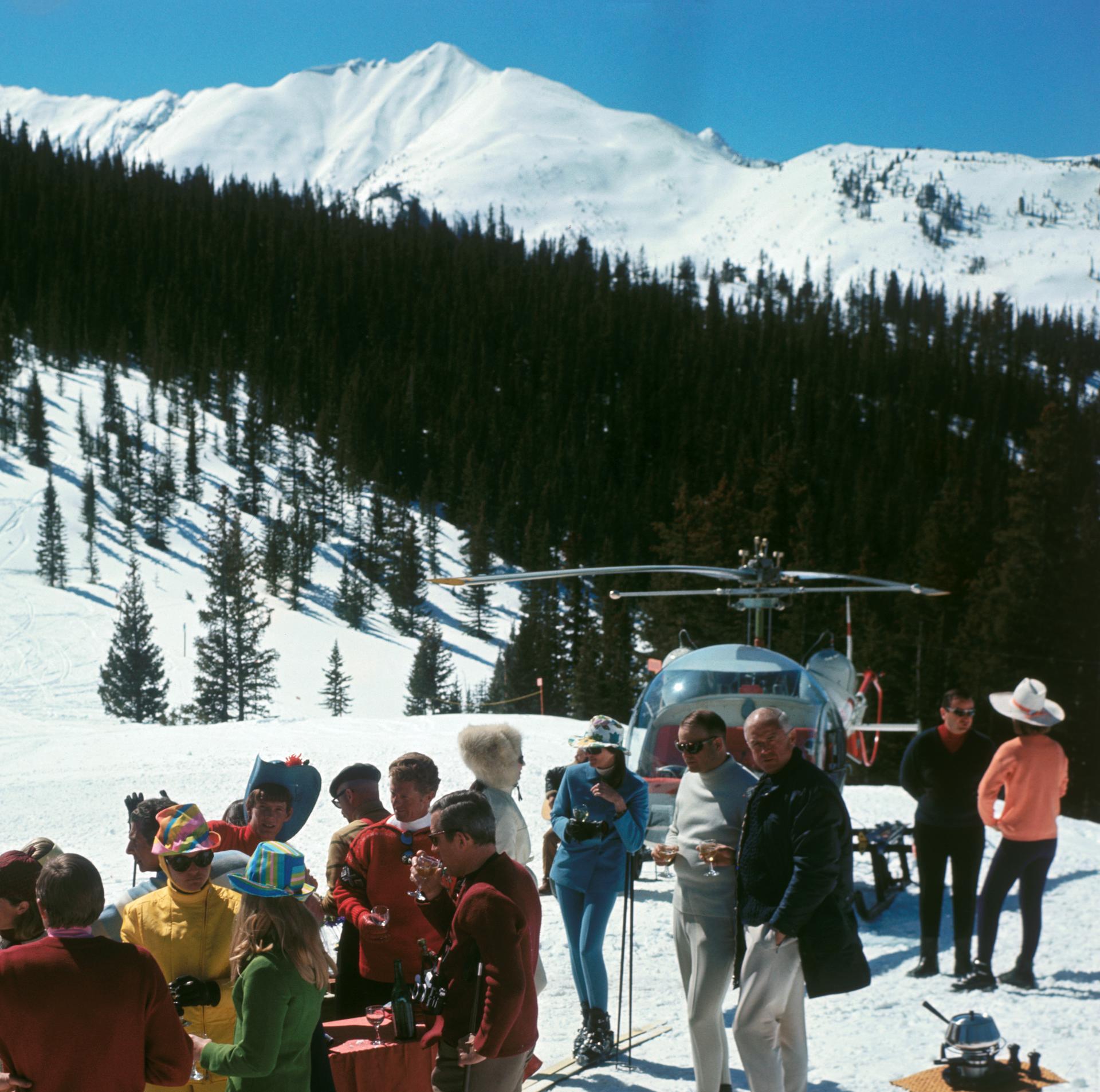 Snowmass Picnic, Colorado, Nachlassausgabe, Porträtfotografie (Schwarz), Color Photograph, von Slim Aarons