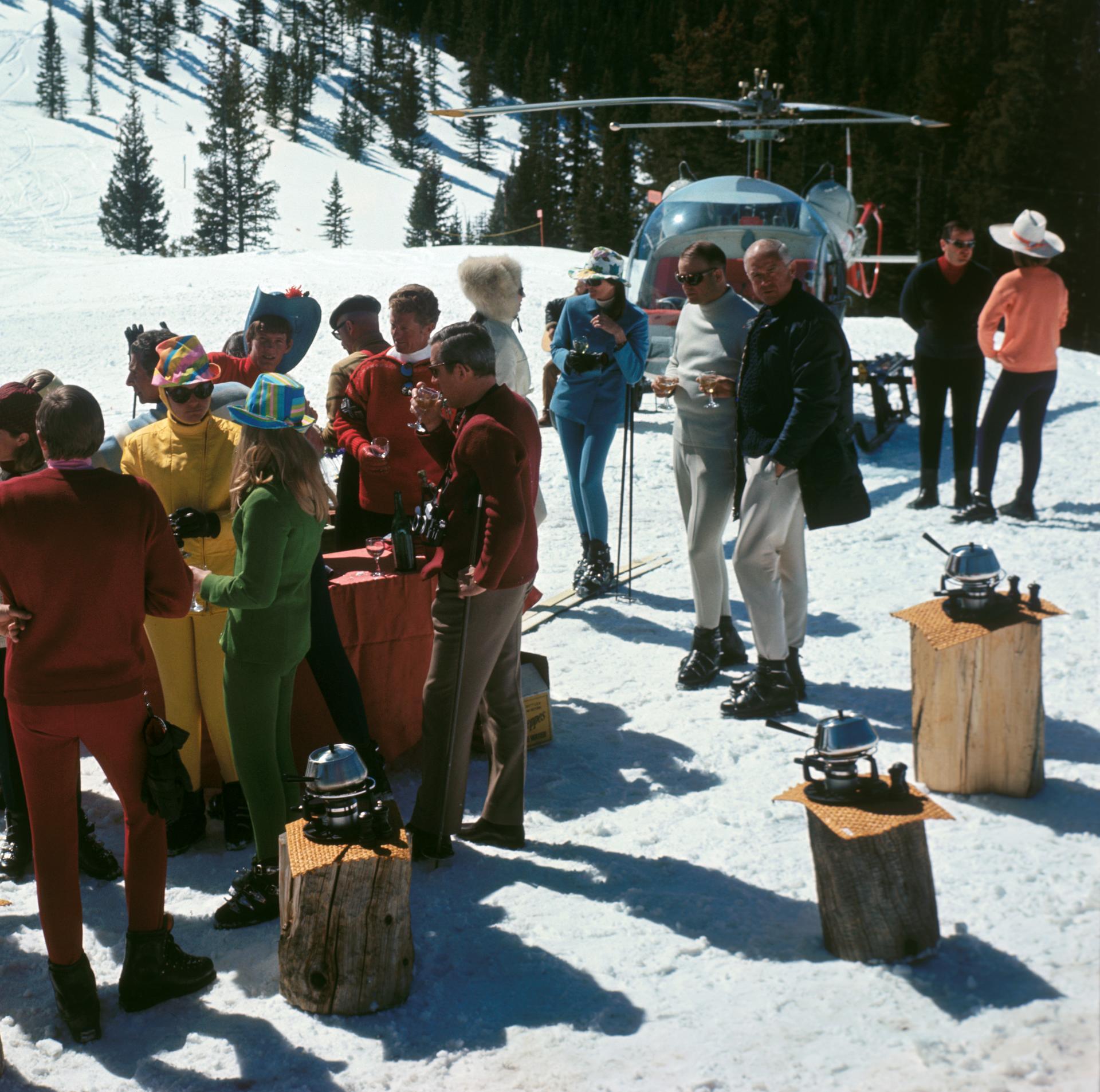 Snowmass Picnic, Colorado, Nachlassausgabe, Porträtfotografie

Dieses Foto einer Winterlandschaft aus den späten 1960er Jahren, aufgenommen vom Society-Fotografen Slim Aarons, zeigt eine  Steh-Fondue-Picknick für Skifahrer in Snowmass-at-Aspen,