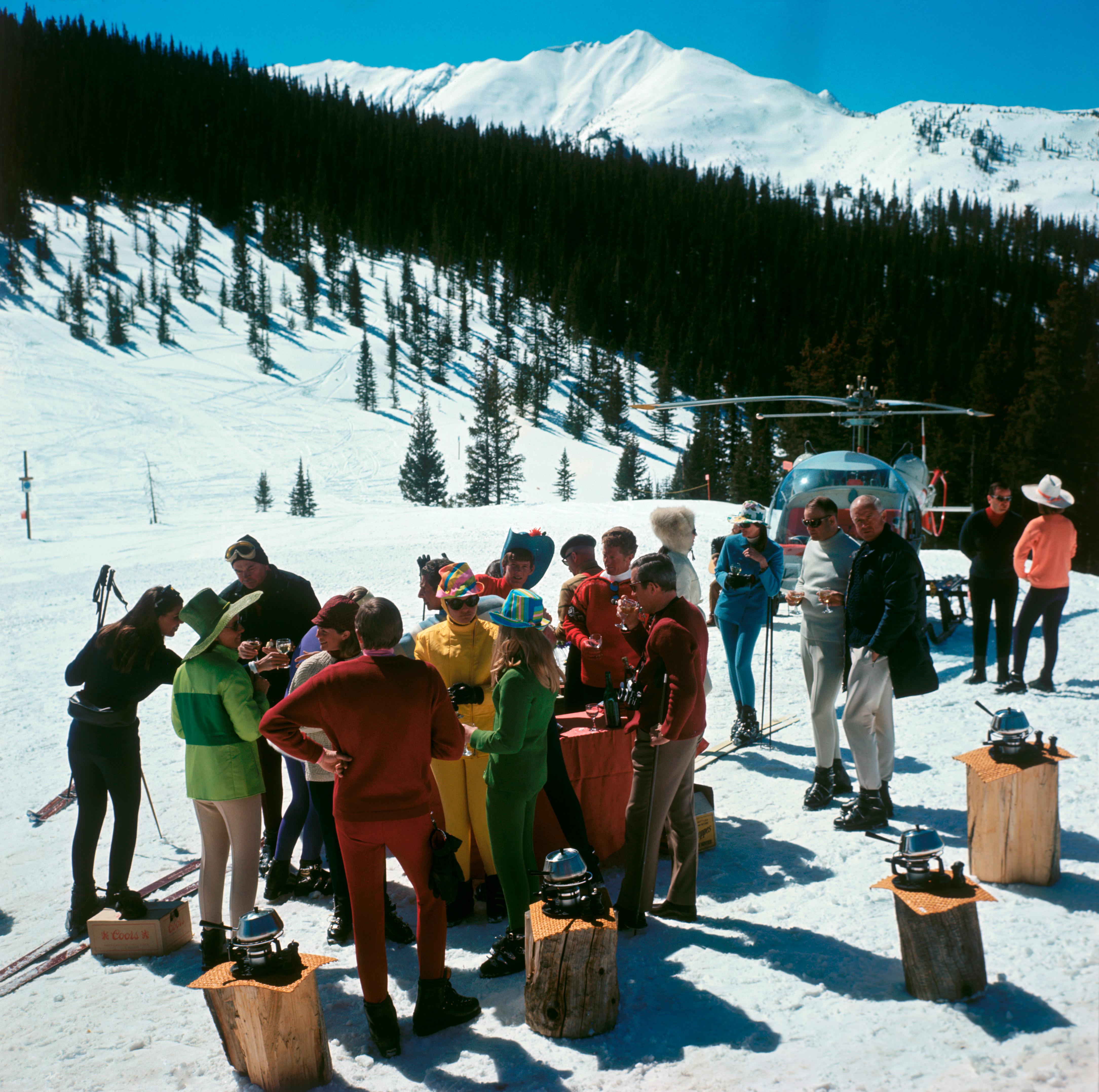 Slim Aarons Color Photograph – Snowmass Picnic, Colorado, Nachlassausgabe, Porträtfotografie
