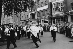 Das Rennen der Soho Waiters (1955) - Silbergelatinefaserdruck - Limitiertes Nachlassstempel