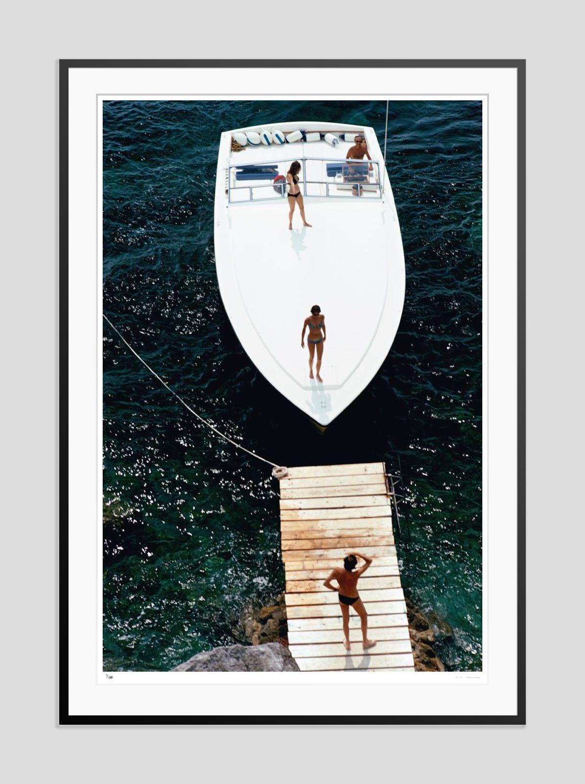 Speedboat Landing 1973 Slim Aarons Nachlass gestempelte Auflage  im Angebot 1