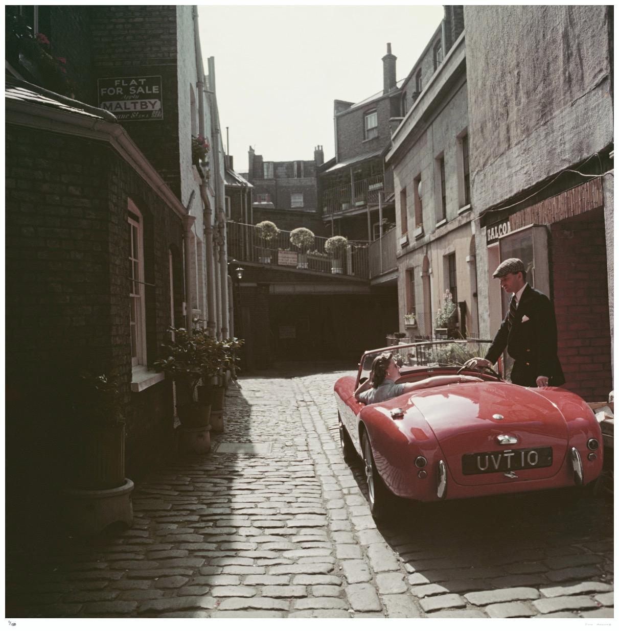 Coppia di auto sportive 1955 - Slim Aarons Estate Stampata

John Bryant con la sua auto sportiva AC a Kinnerton Place, Londra SW1. La sua passeggera è Margaret McAulay. Circa 1955.

20 x 20" pollici / 51 x 51 cm formato carta 

Collection'S con