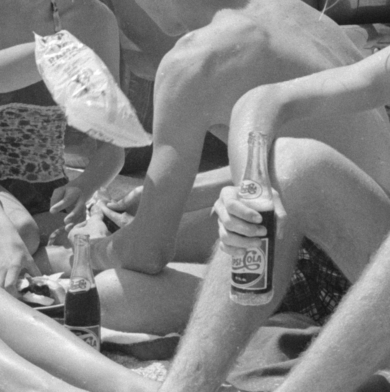 Vacaciones de primavera, años 50 - Bonita Springs Palm Beach Florida Estudiantes Vacaciones de primavera - Photograph moderno estadounidense de Slim Aarons