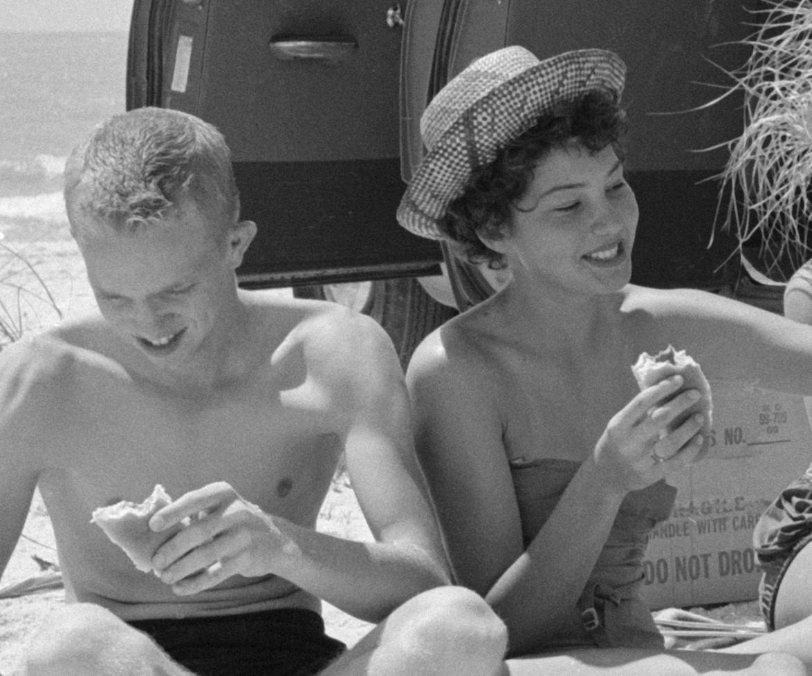 Vacaciones de primavera, años 50 - Bonita Springs Palm Beach Florida Estudiantes Vacaciones de primavera - Color Photograph Gris de Slim Aarons