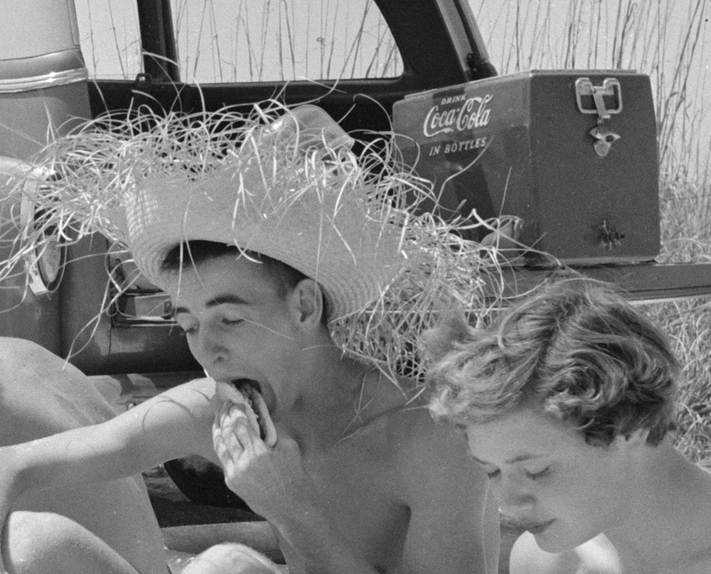 Vacaciones de primavera, años 50 - Bonita Springs Palm Beach Florida Estudiantes Vacaciones de primavera por Slim Aarons

Impresión de 16 x 20 pulgadas.
Edición Limitada Estampada en C.
Edición de 150 ejemplares.
Impreso más tarde.

Vacaciones de