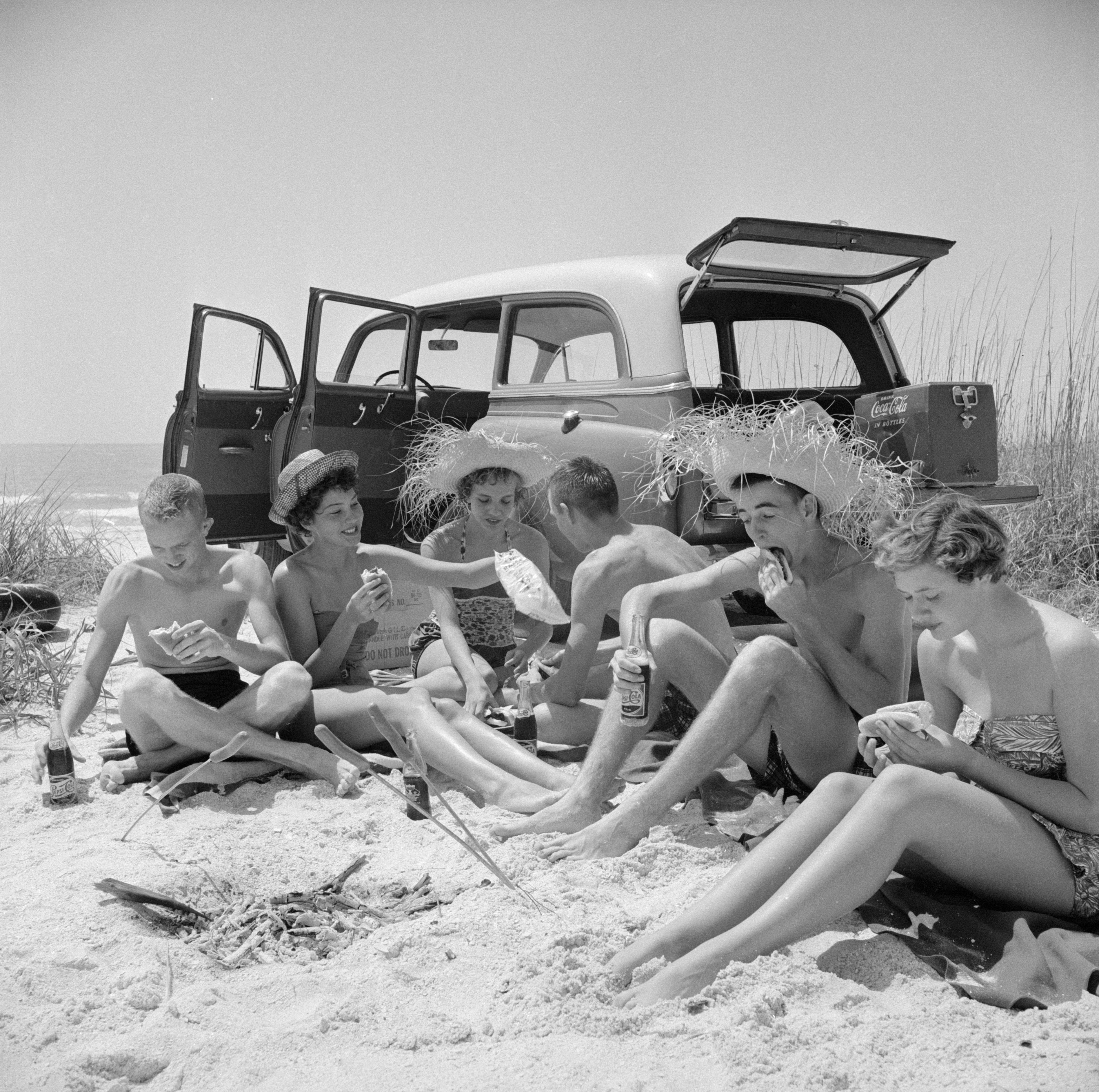 Color Photograph de Slim Aarons - Vacaciones de primavera, años 50 - Bonita Springs Palm Beach Florida Estudiantes Vacaciones de primavera