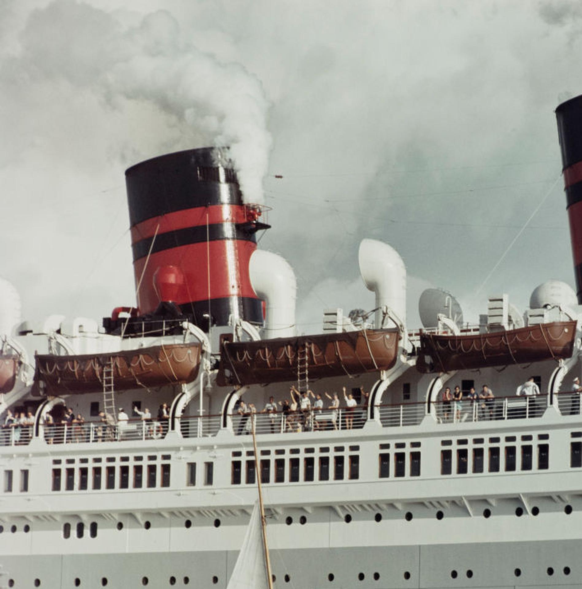 SS Queen Of Bermuda, Bermuda, Estate Edition, fotografia marittima - Color Photograph Grigio di Slim Aarons