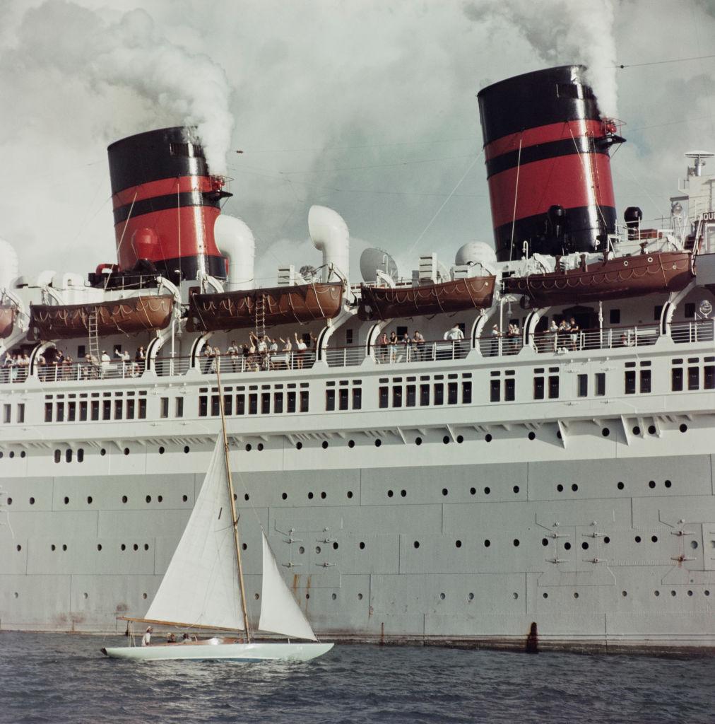 Slim Aarons Color Photograph – SS Königin der Bermudas, Nachlassausgabe, Meeresfotografie