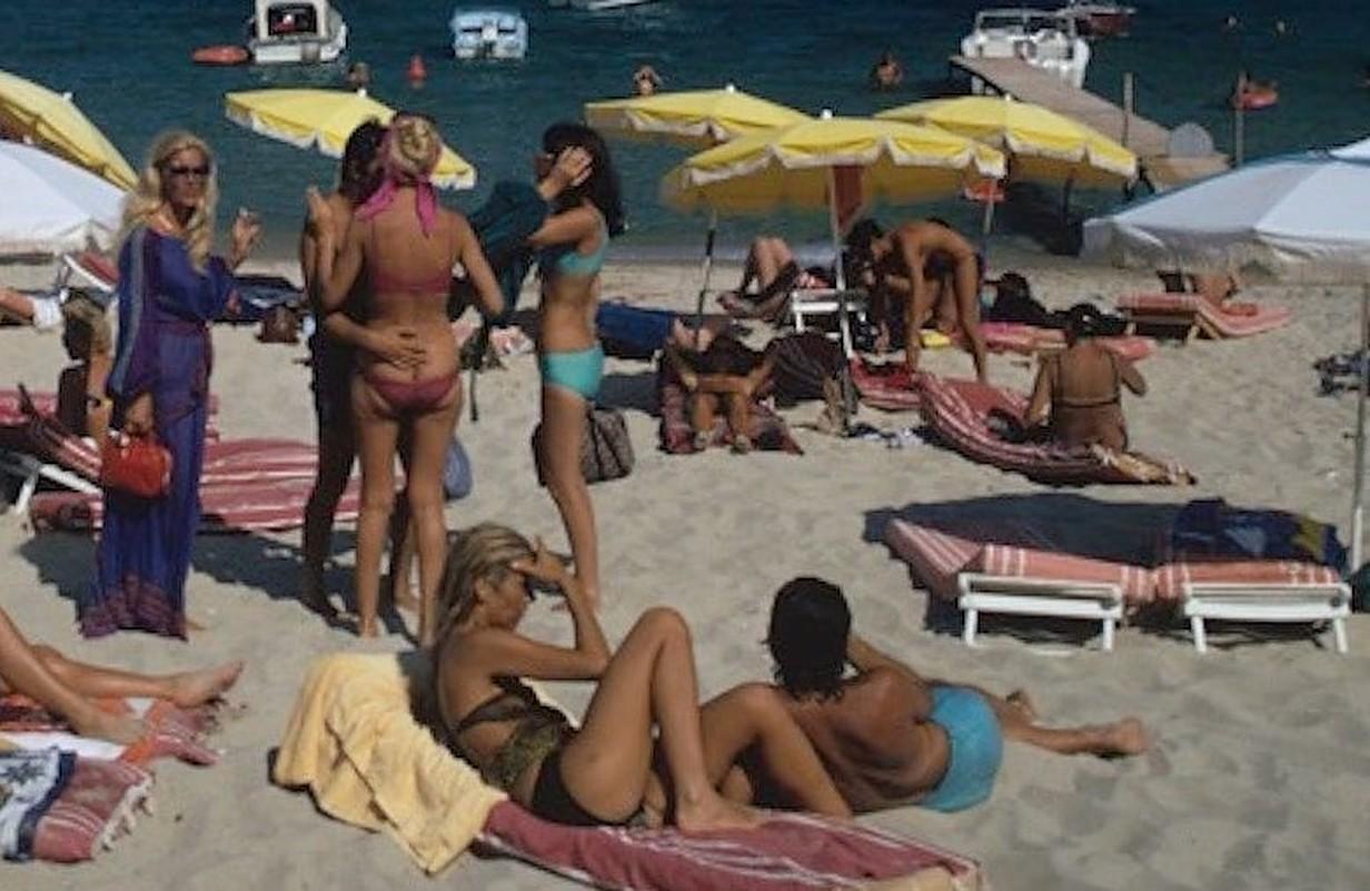 Playa de Saint-Tropez 1971 - Fotografía de desnudo de edición limitada con sello de finca tipo C - Landscape Photograph Negro de Slim Aarons