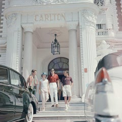 staying At The Carlton Slim Aarons Nachlass gestempelter Druck