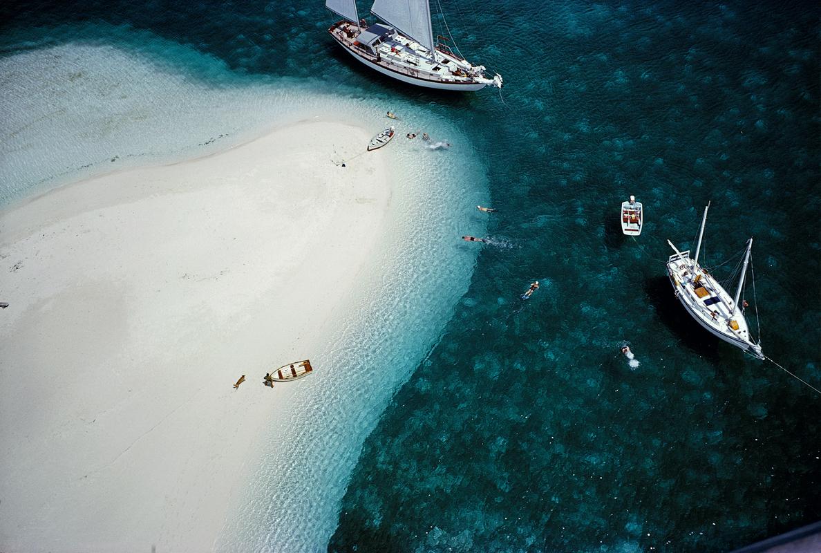 La plongée en apnée dans les bas-fonds 

Vue en plongée de personnes nageant à côté du ketch 'Traveler II', Stocking Island, Bahamas, 1964. 

Magnifique imprimé mesurant un Extra Large 40 x 30" inches / ca 101 x 76 cm's.
 
Collection Samped Edition