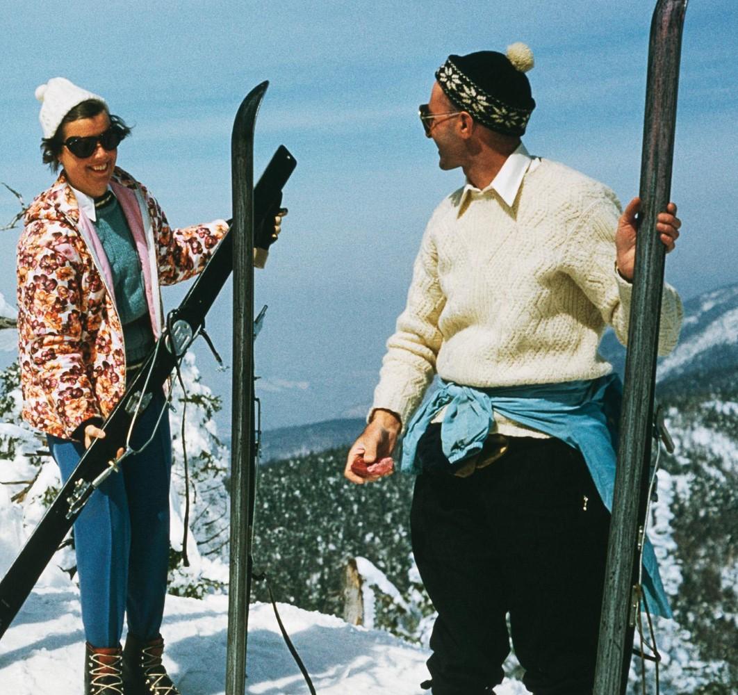 Sugarbush Skiing, 1960 - Edizione limitata con timbro digitale A.I.C. - Photograph American Modern di Slim Aarons
