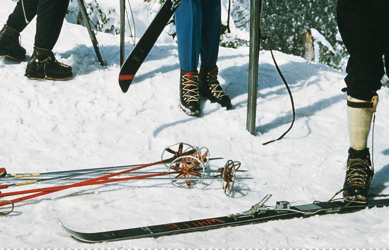 Sugarbush Skiing, 1960 - Edizione limitata con timbro digitale A.I.C. - Landscape Photograph Blu di Slim Aarons