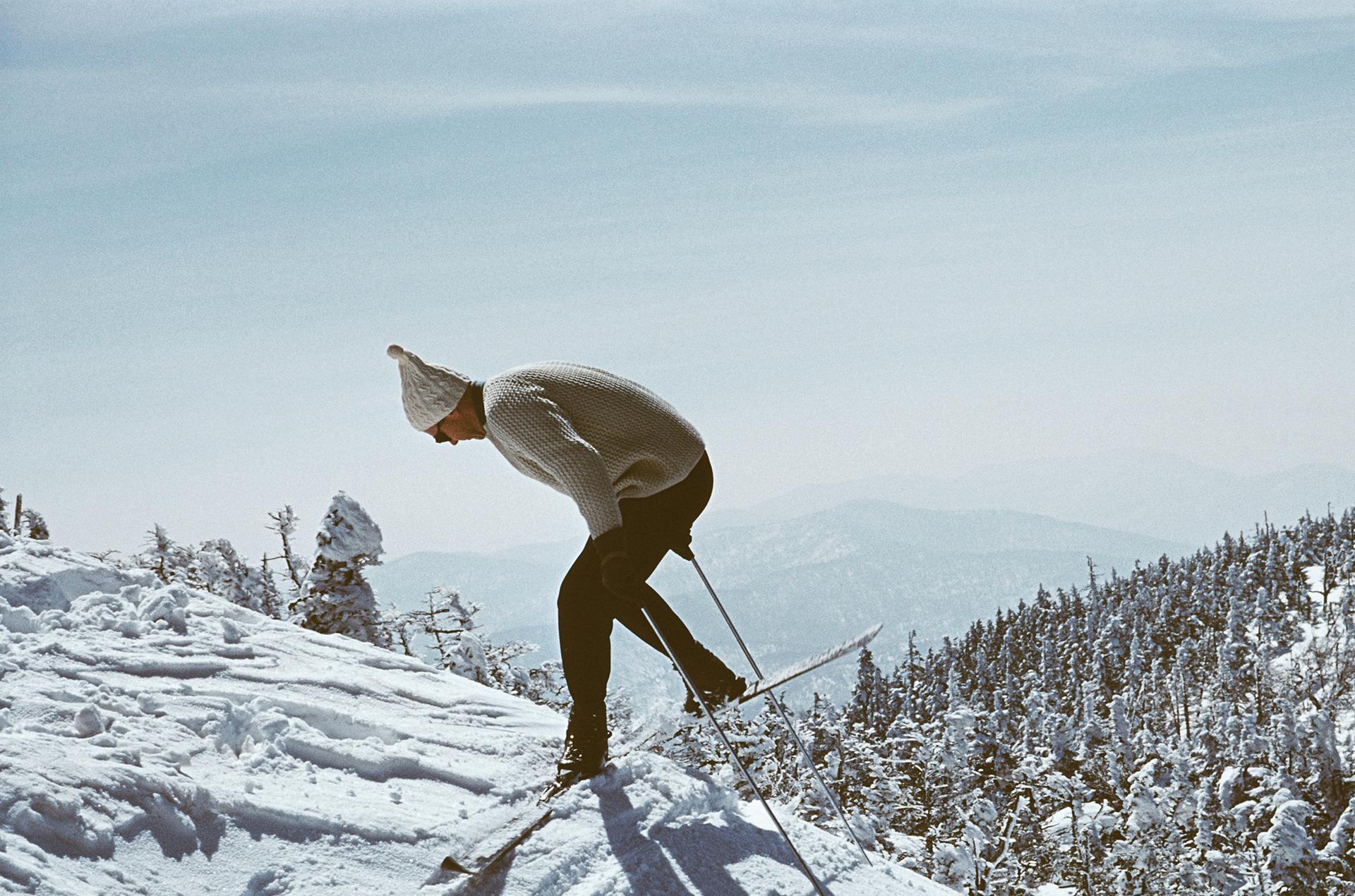 Sugarbush Skifahren, Vermont, Nachlassausgabe, Winterlandschaftsfotografie (Blau), Landscape Photograph, von Slim Aarons