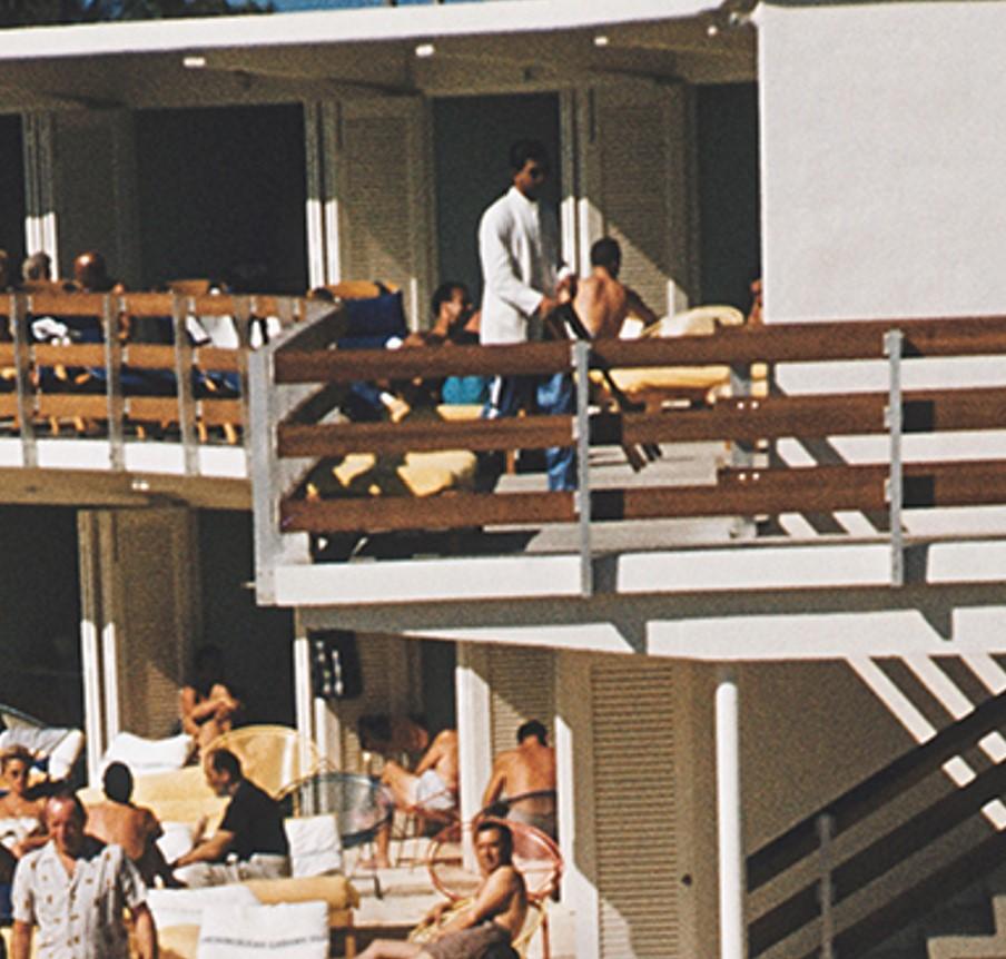 Sunbathers in Miami, 1955, édition limitée, estampillée numérique de type C - Modernisme américain Photograph par Slim Aarons