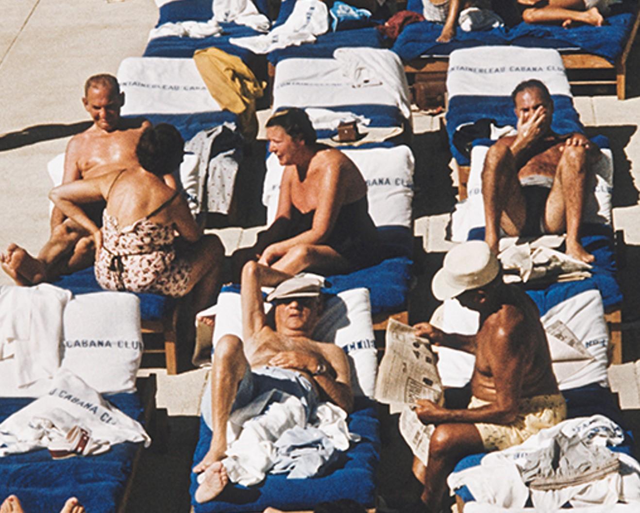Sunbathers in Miami, 1955, édition limitée, estampillée numérique de type C en vente 1