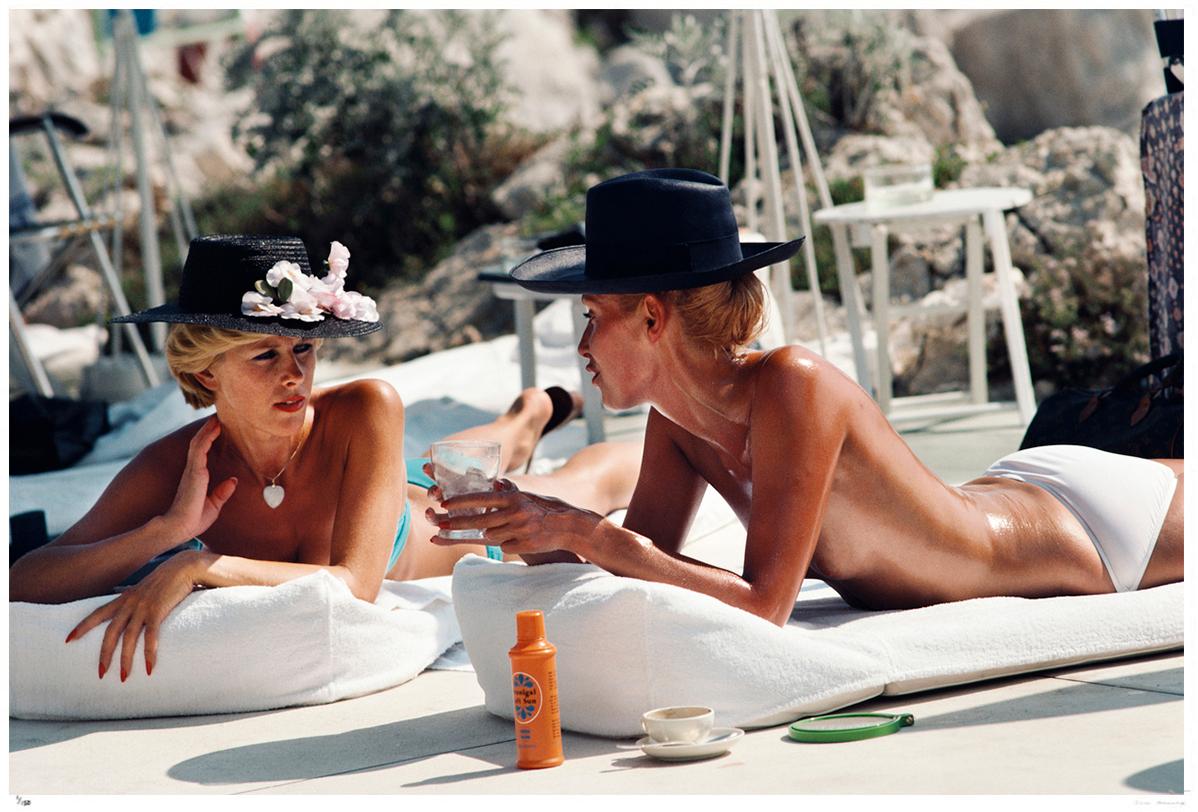 Sunbathing In Antibes 1976 Slim Aarons Estate, gestempelte Auflage  im Angebot 1