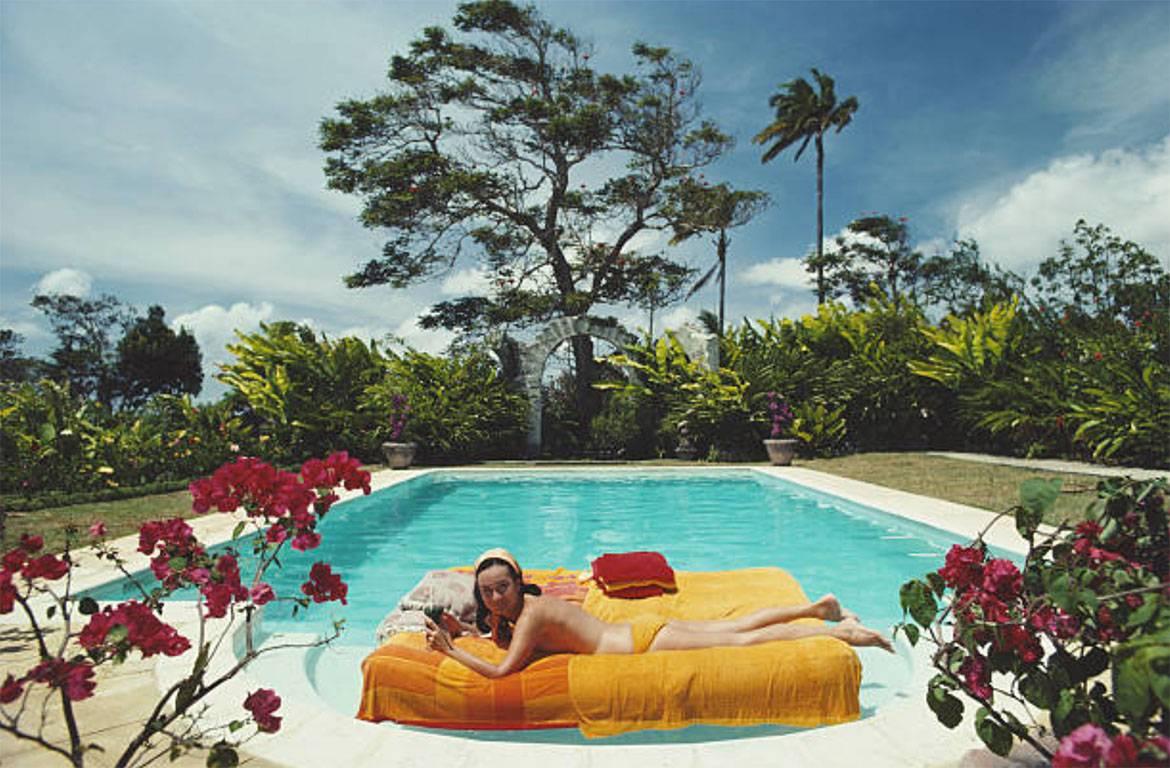 Sonnenbaden auf Barbados, 1979
C Drucken
30 x 40 Zoll
Signaturgestempelte und handnummerierte Auflage von 150 Stück

Die ehemalige Pauline Haywood beim Sonnenbad auf einer Luftmatratze in einem vom englischen Künstler Oliver Messel entworfenen