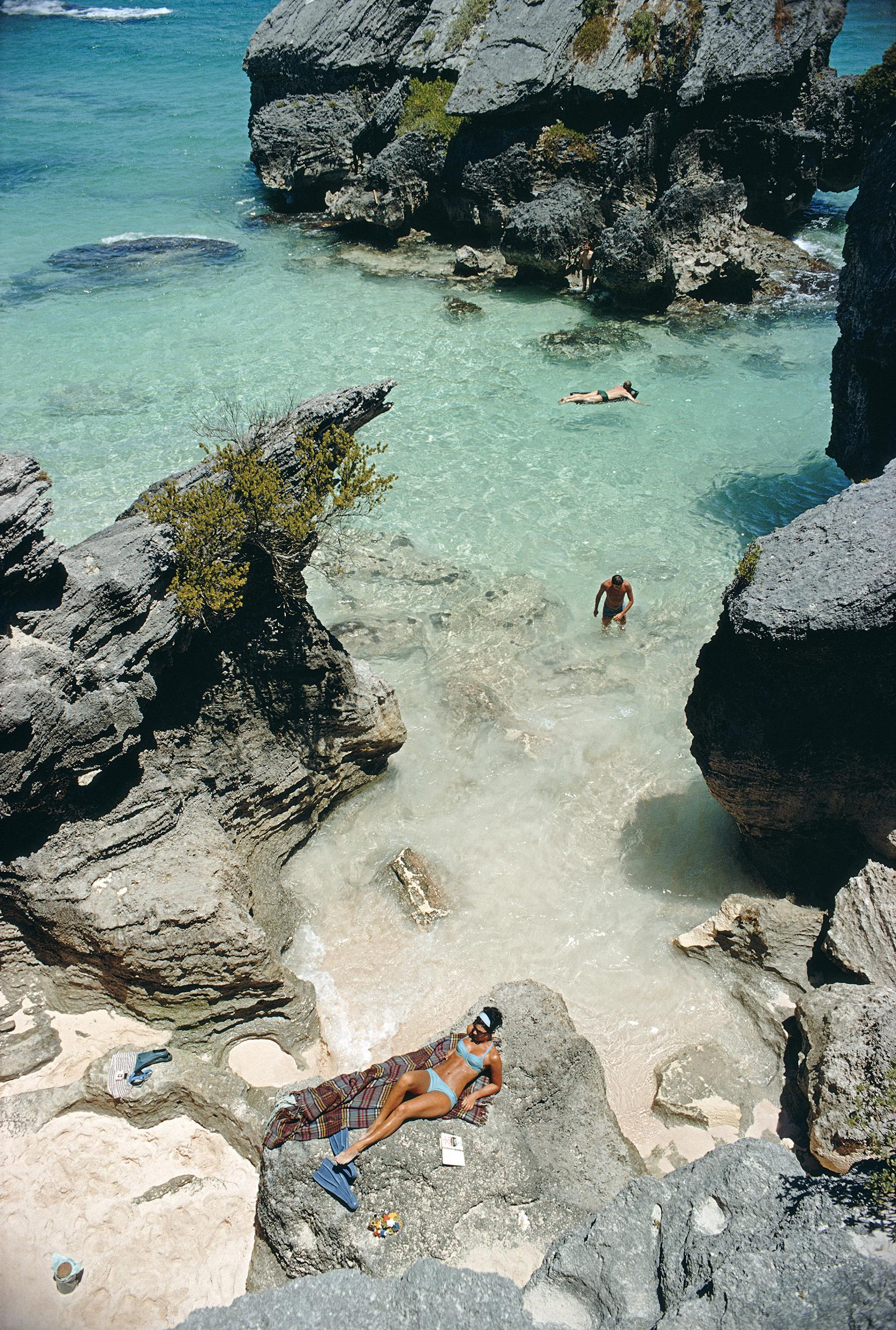 Slim Aarons Color Photograph – Sonnenbaden auf der Bermudas, Nachlassausgabe