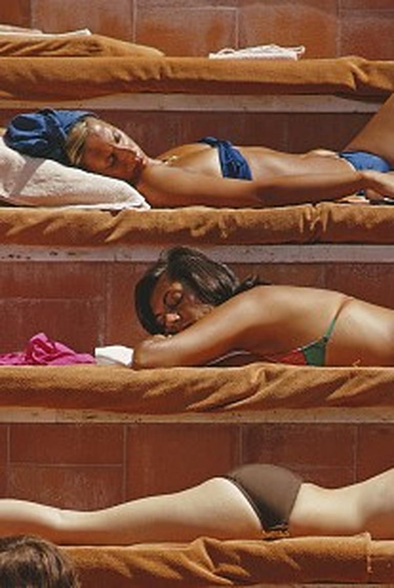 Sunbathing in Capri von Slim Aarons (Aktfotografie, Porträtfotografie) im Angebot 1