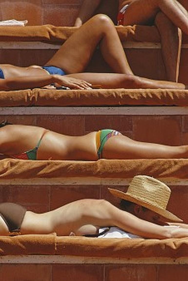 Prendendo il sole a Capri, 1974 - Edizione limitata con timbro digitale A.I.C. - Photograph American Modern di Slim Aarons