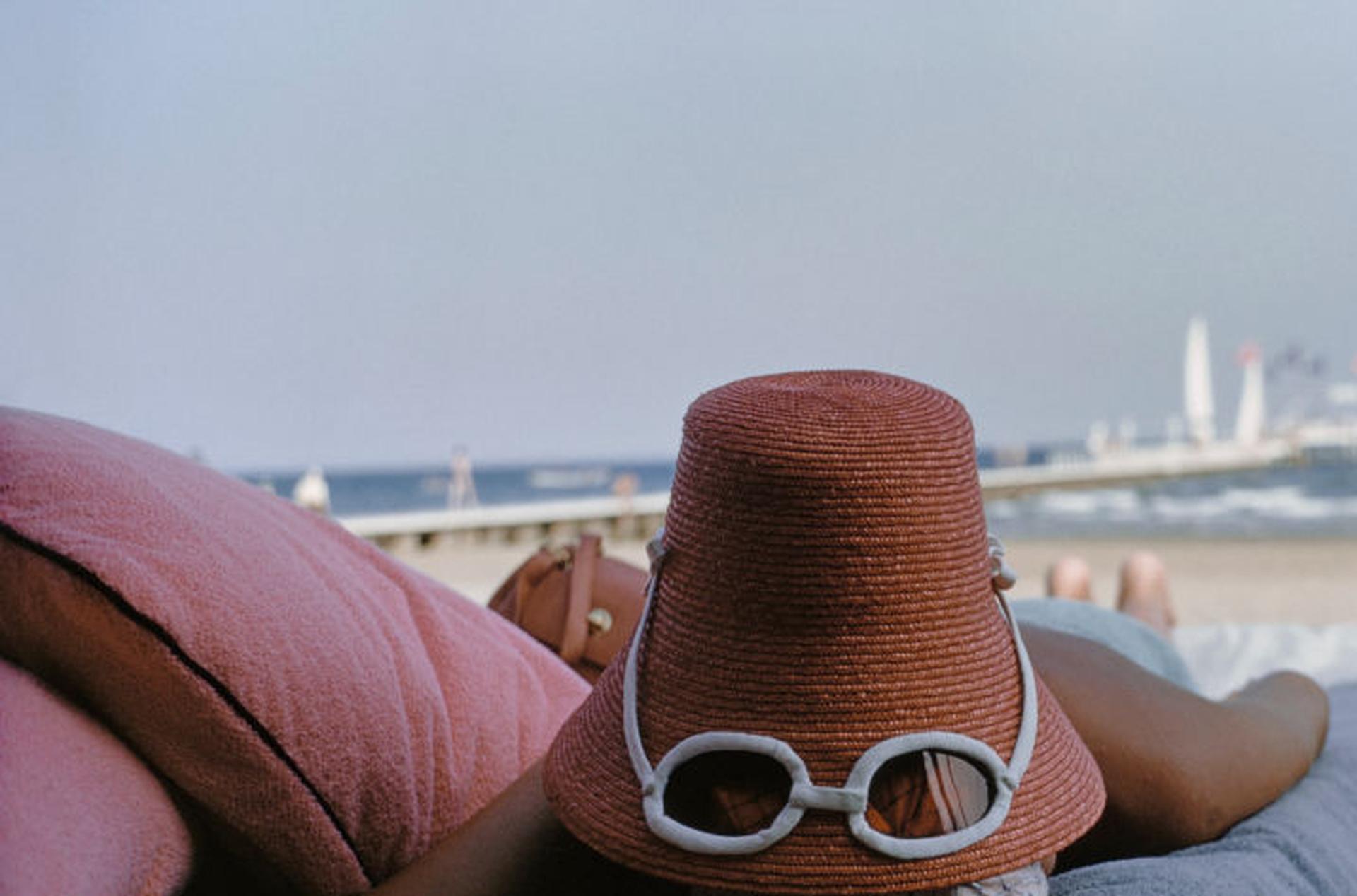 Sonnenbaden in Venedig, Italien, Nachlassausgabe, Porträtfotografie (Grau), Figurative Photograph, von Slim Aarons