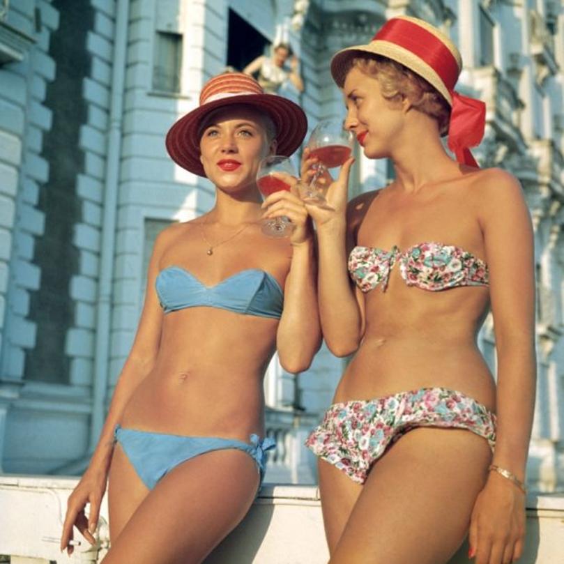 Sundowners 
1958
by Slim Aarons

Slim Aarons Limited Estate Edition

Two bikini-clad holidaymakers enjoy a glass of wine outside the Carlton Hotel, Cannes.

unframed
c type print
printed 2023
20 x 20"  - paper size


Limited to 150 prints only –