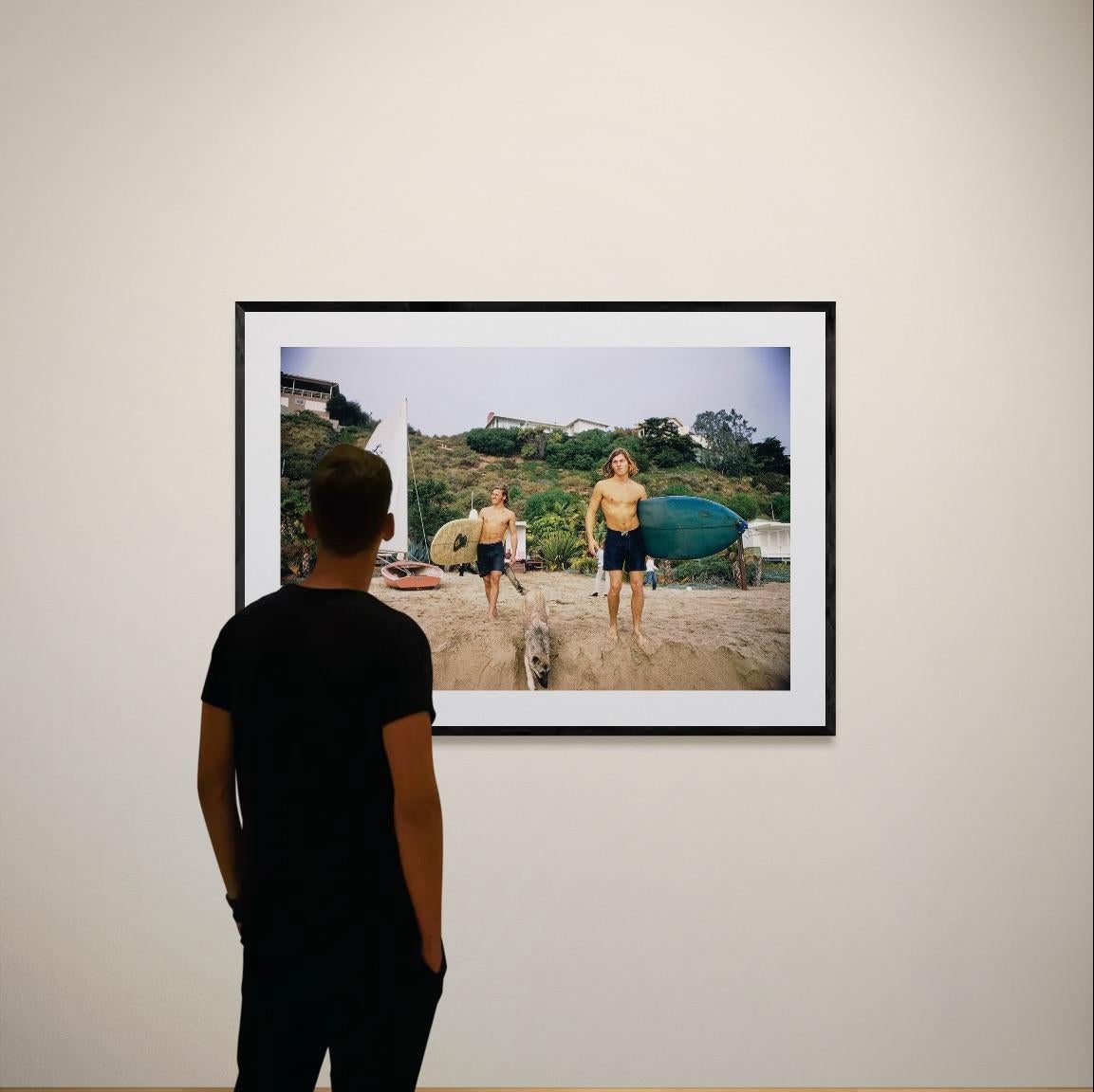 Surfeurs avec leur chien à Laguna Beach, 1970 (inédit) - Photograph de Slim Aarons