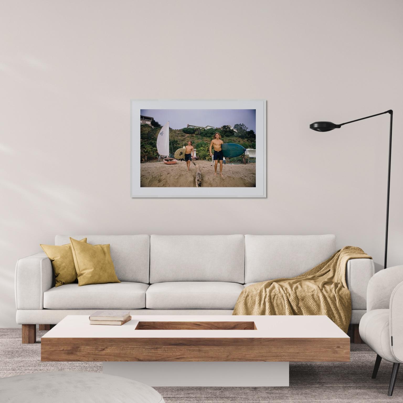 Surfeurs avec leur chien à Laguna Beach, 1970 (inédit) en vente 2