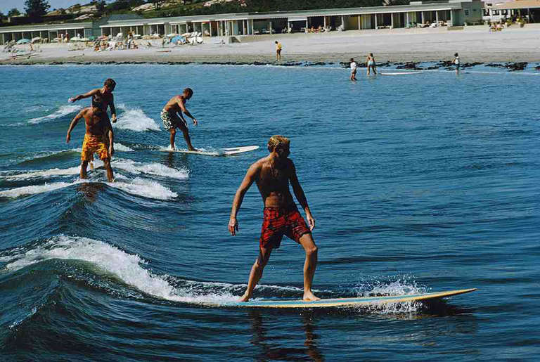 Slim Aarons Color Photograph – Surfer-Brüder
