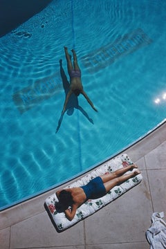 Swimmer And Sunbather Slim Aarons Estate Stamped Print (imprimé estampillé)