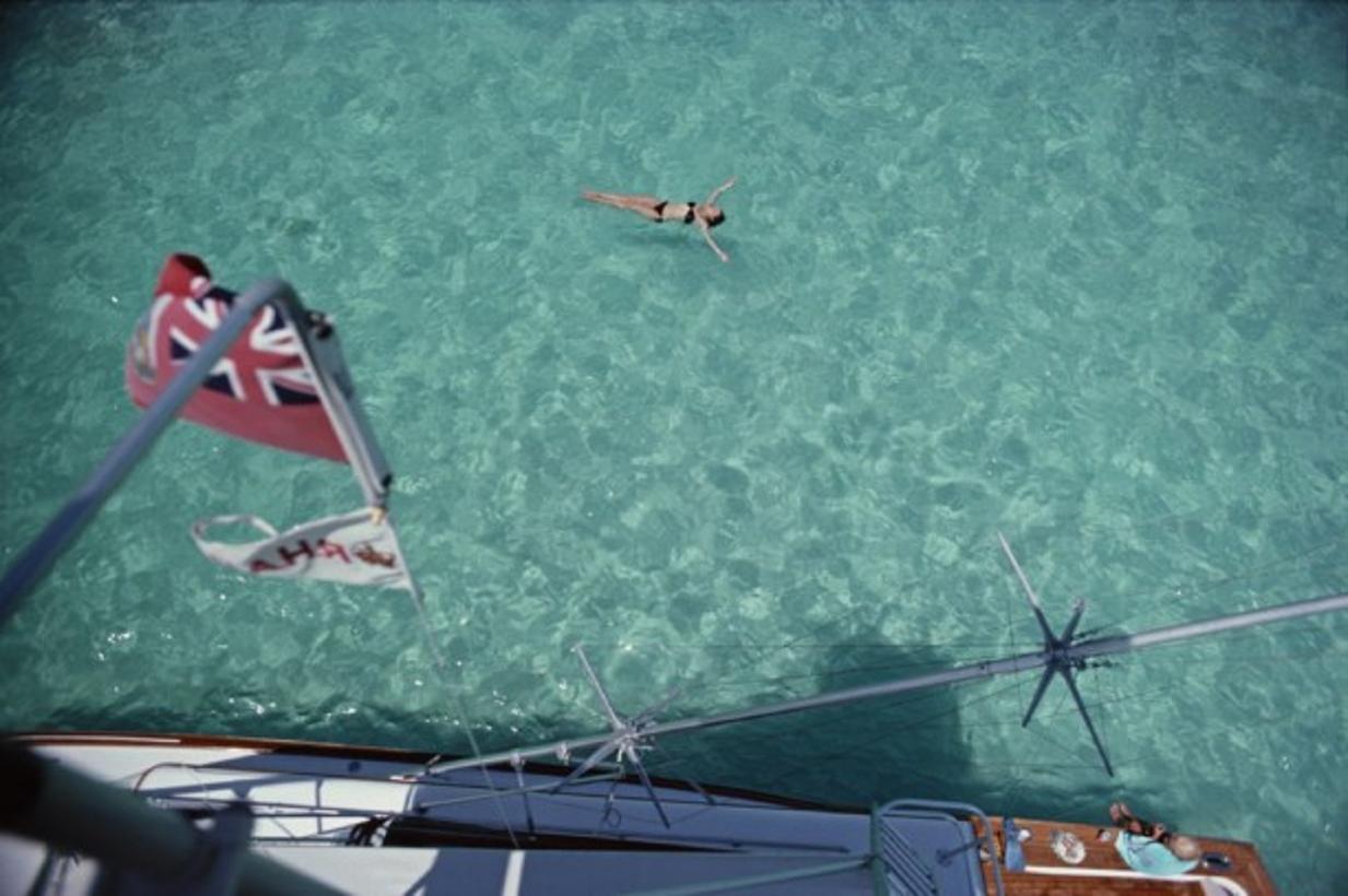 Nager aux Bermudes 
1977
par Slim Aarons

Slim Aarons Limited Estate Edition

Les invités du bateau "Sea Quest" de Sidney Gould font un plongeon dans l'océan, Bermudes, septembre 1977.

non encadré
A.I.C. print
imprimé 2023
16 x 20" - format du
