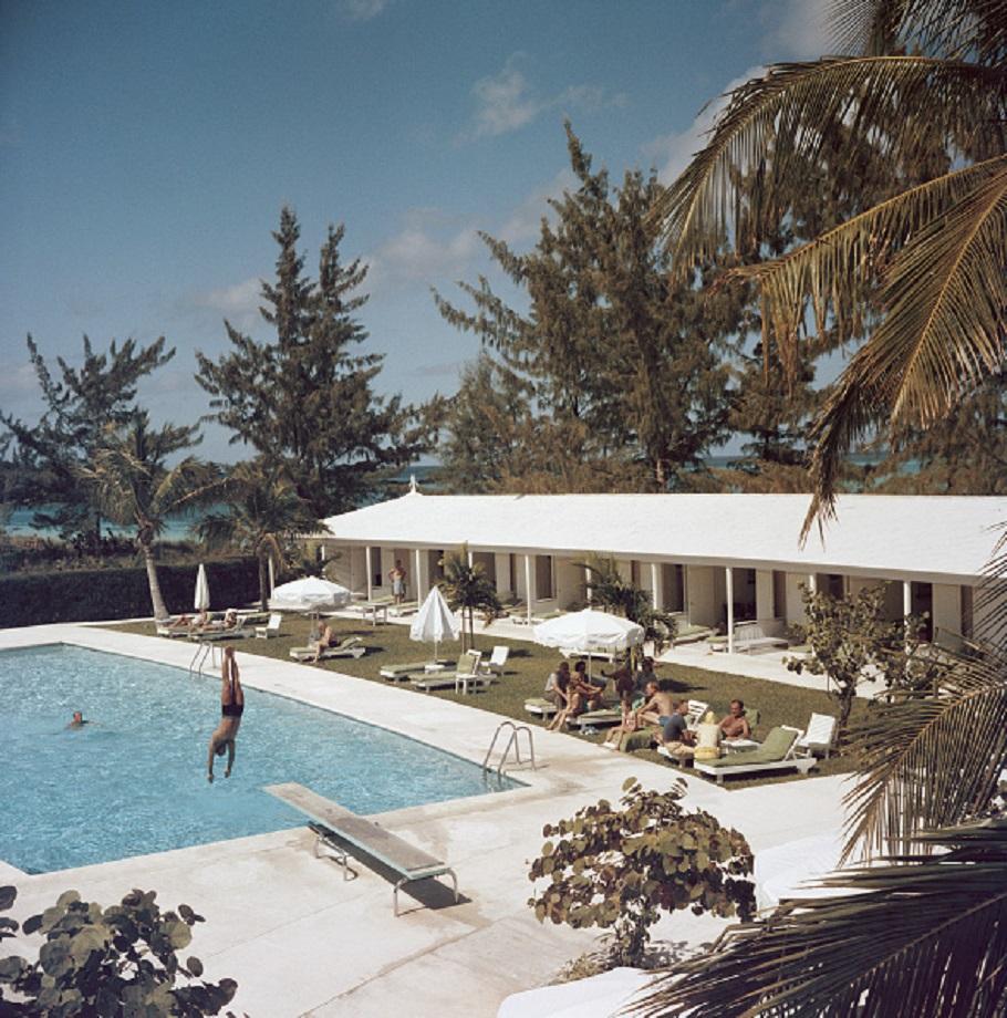 'Fare il grande passo' 1962 Slim Aarons Stampa a tiratura limitata 

Una piscina del Lyford Cay Club a Lyford Cay sull'isola di New Providence nelle Bahamas, 1962. L'edificio del club è stato progettato dall'architetto americano Eldredge
