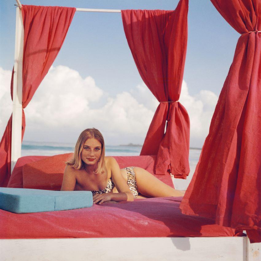 Tania Mallet 

1961

Die Schauspielerin Tania Mallet entspannt sich auf einem rot verhüllten Himmelbett in Eleuthera auf den Bahamas. Am bekanntesten ist sie für ihre Rolle als die unglückliche Tilly Masterson in dem Bond-Film 'Goldfinger'.

Foto: