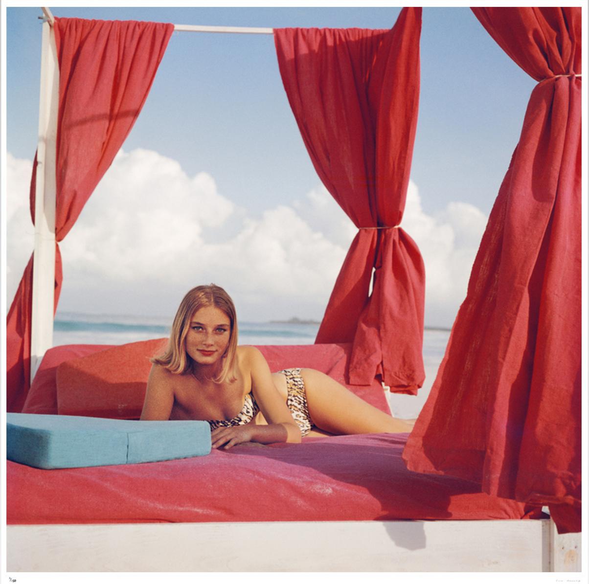 Tania Mallet - Slim Aarons estampillé Estate

L
actrice Tania Mallet se détend sur une terrasse à rideaux rouges à Eleuthera, aux Bahamas. Elle est surtout connue pour son rôle de la malheureuse Tilly Masterson dans le film de Bond "Goldfinger".