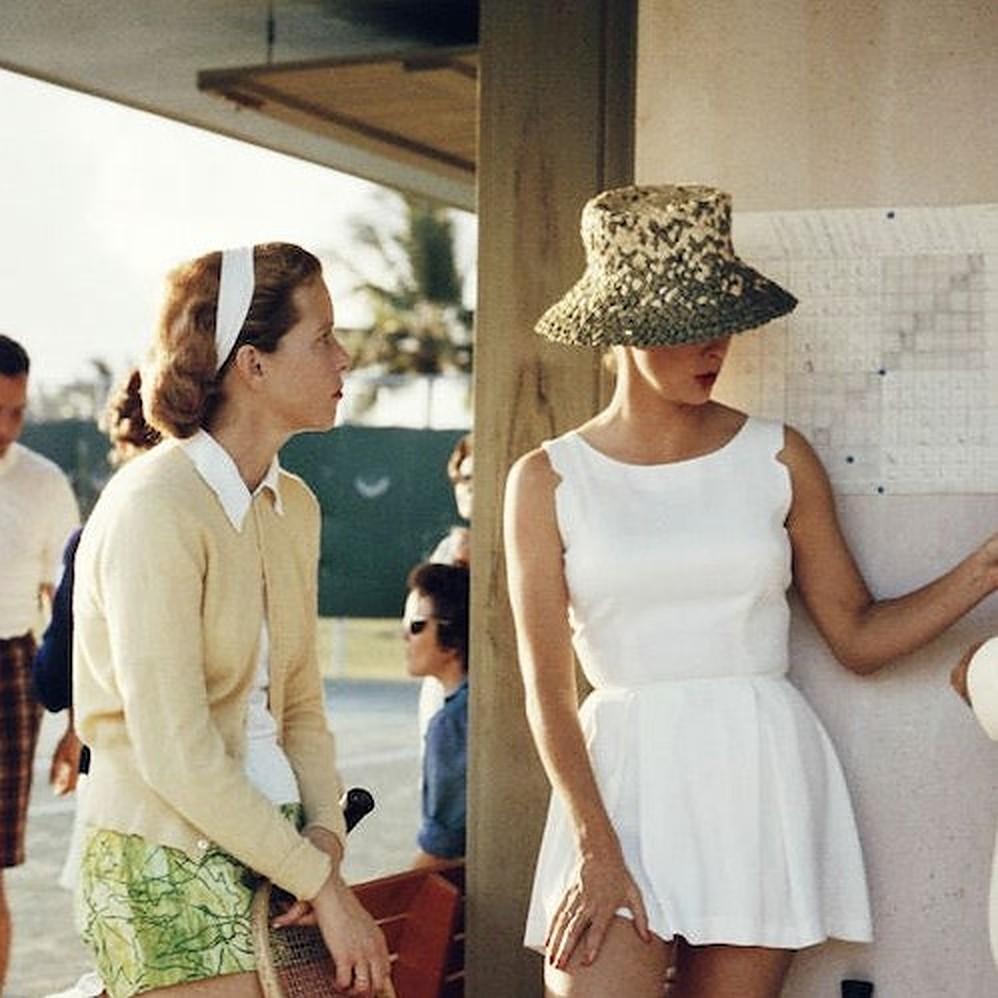 Tennis auf den Bahamas, 1957 von Slim Aarons im Angebot 3