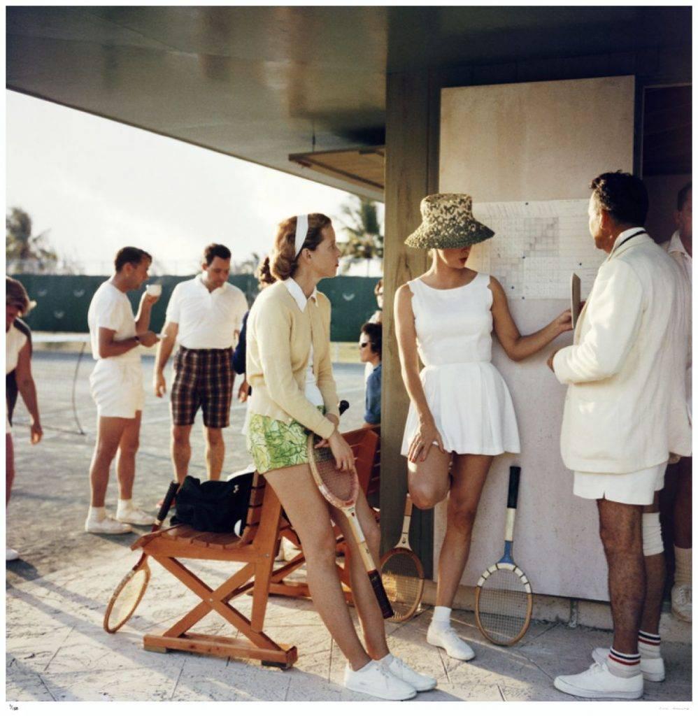 Tennis auf den Bahamas 1957 Slim Aarons Nachlass drucken im Angebot 1